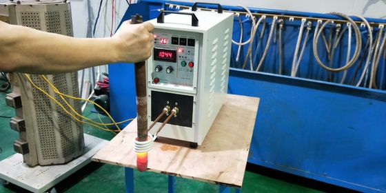 열 디스트리뷰터와 알루미늄 열교환기를 위한 60KW 빠른 유도 가역 납땜 기계